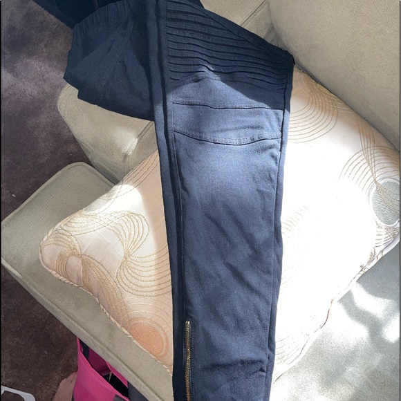 Black jegging size large. Textured and zipper bottoms. Cute with heels. - Picture 2 of 6